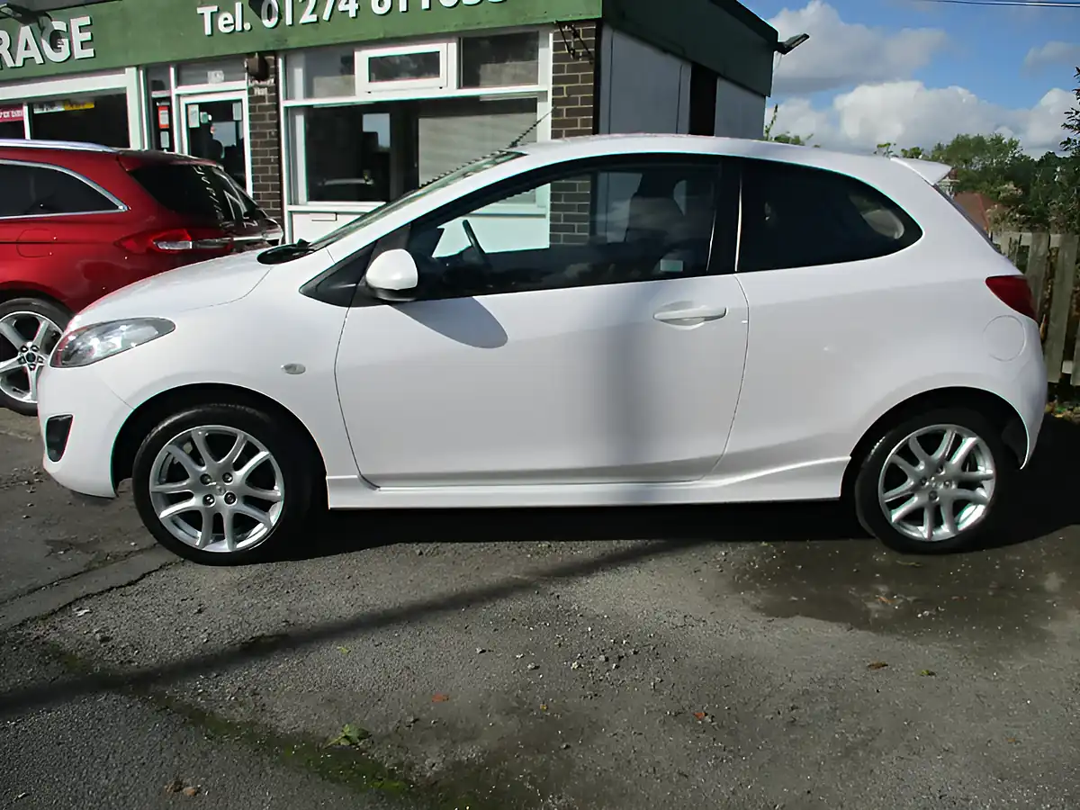 Used 2012 Mazda Mazda2 Tamura White - Interior and Exterior details 3