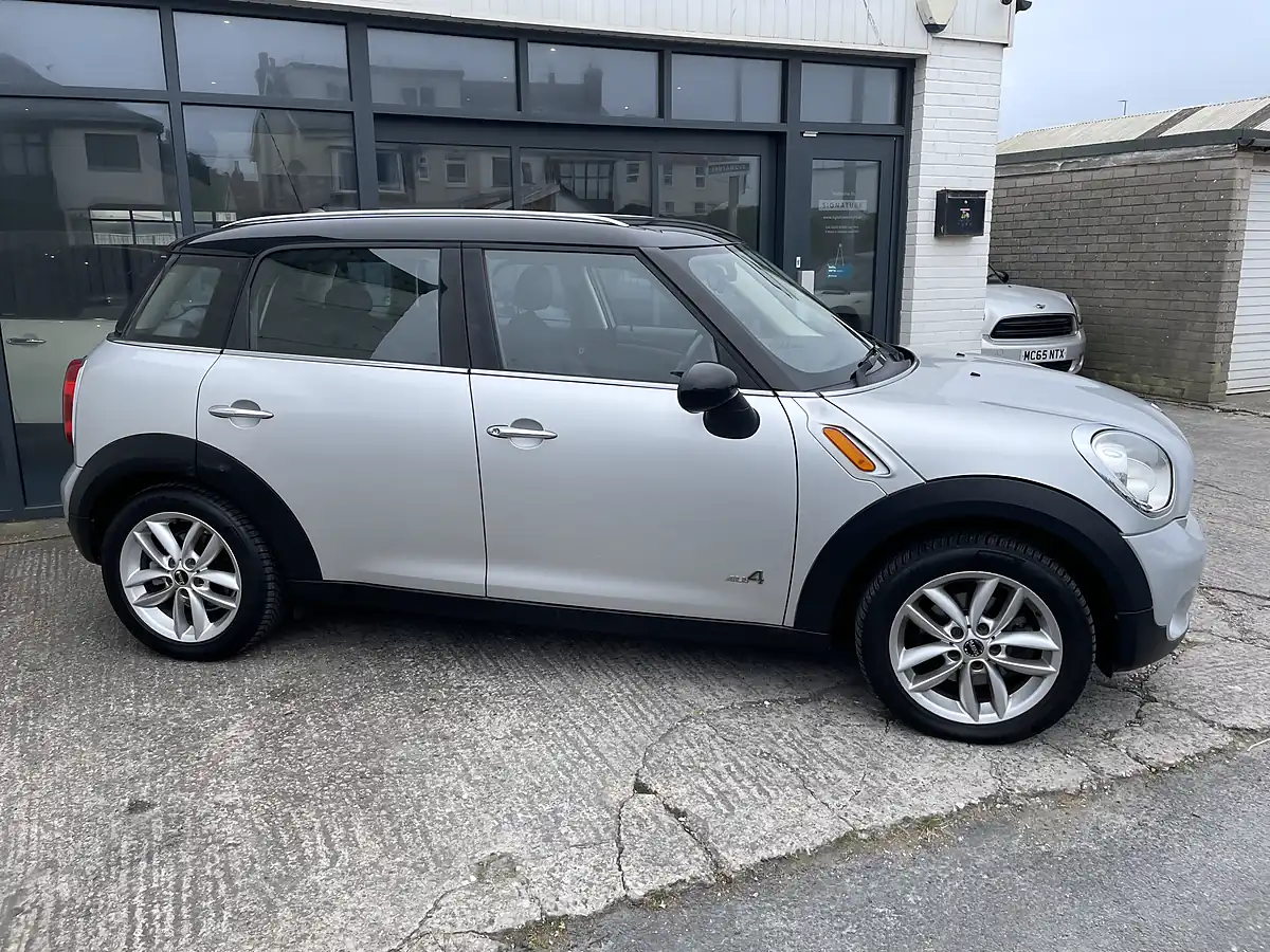 Used 2012 MINI Countryman Chili Ii Pack Crystal Silver Metallic - Front View