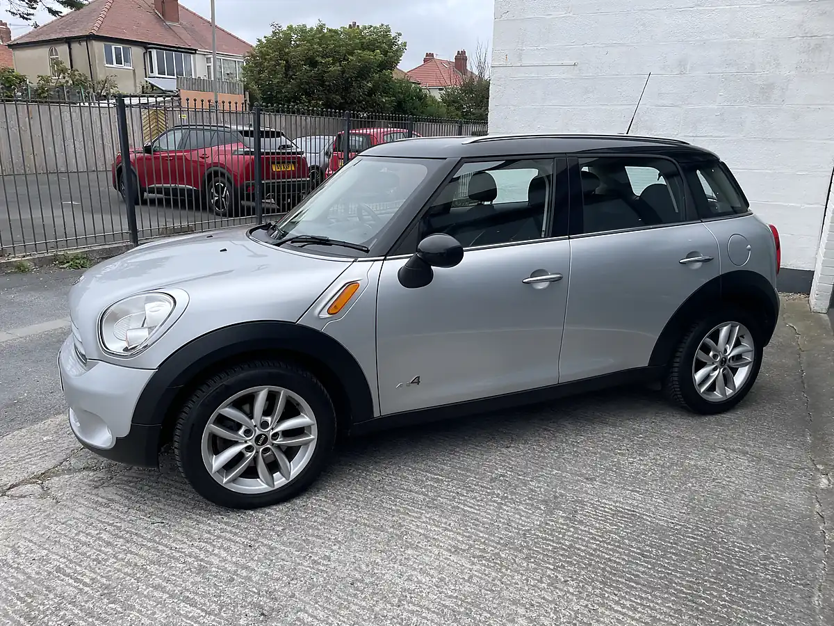 Used 2012 MINI Countryman Chili Ii Pack Crystal Silver Metallic - Interior and Exterior details 5