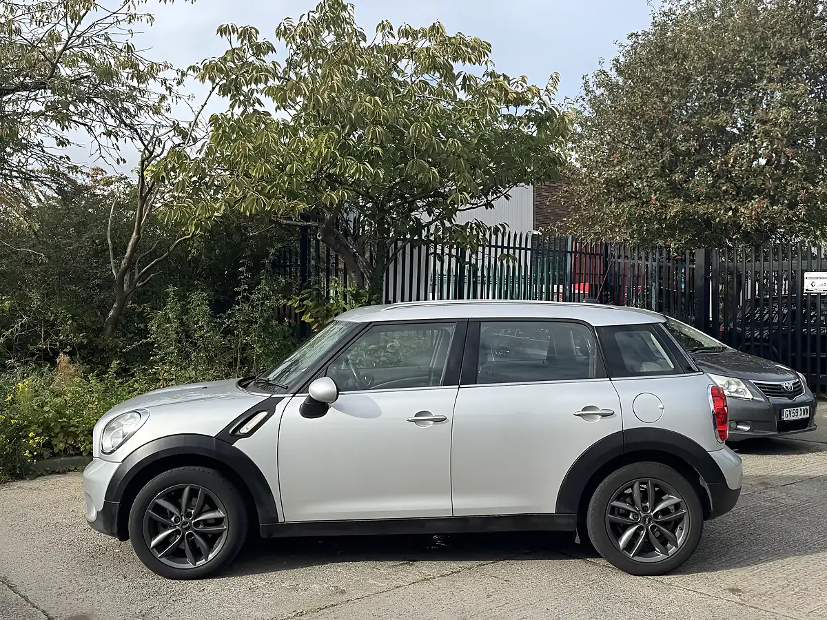 Used 2012 MINI Countryman Cooper Silver - Interior and Exterior details 7