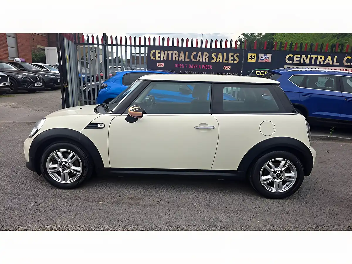 Used 2012 MINI Hatch One D White - Interior and Exterior details 11