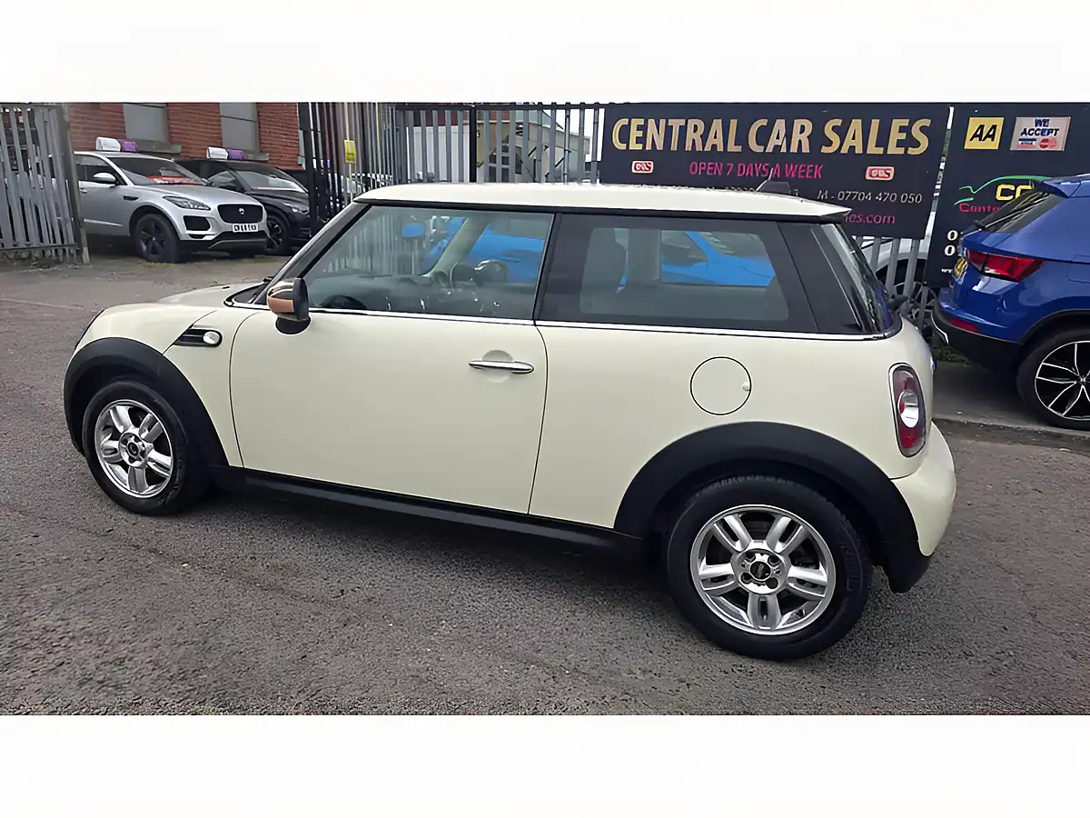 Used 2012 MINI Hatch One D White - Interior and Exterior details 8