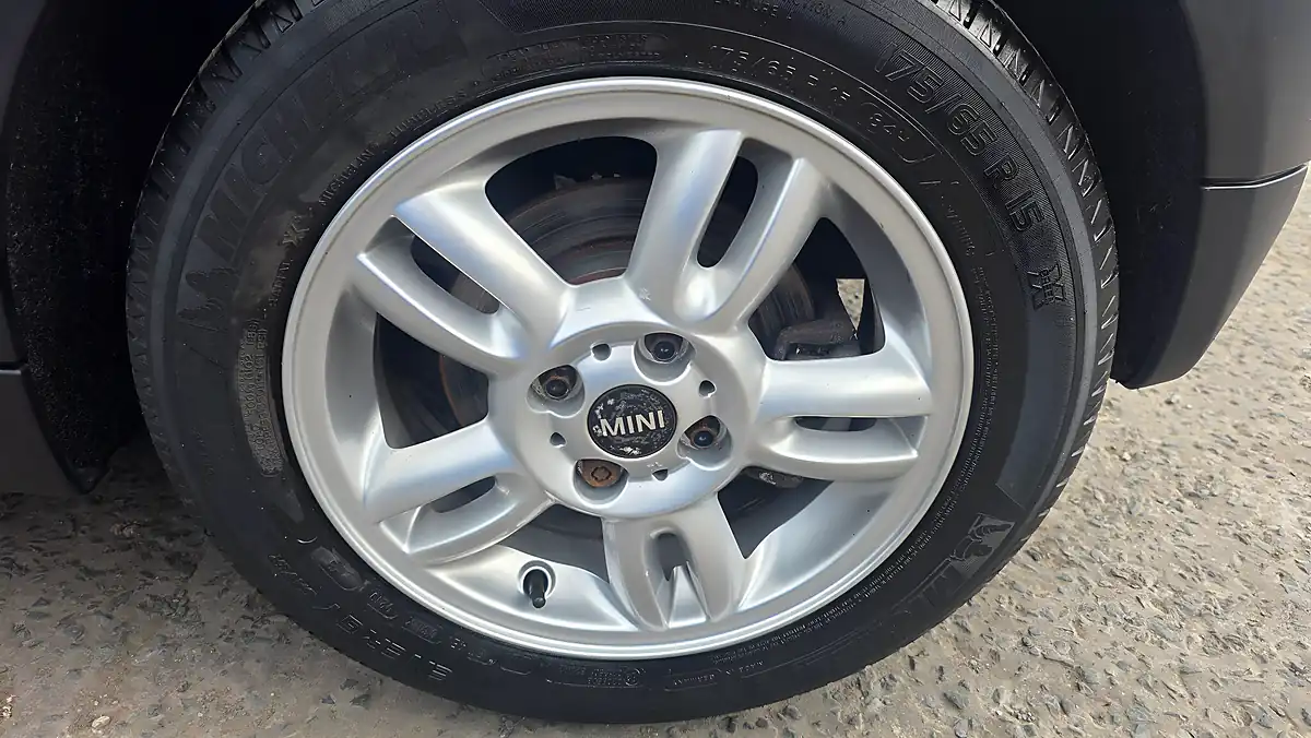 Used 2012 MINI Hatch One D White - Interior and Exterior details 19
