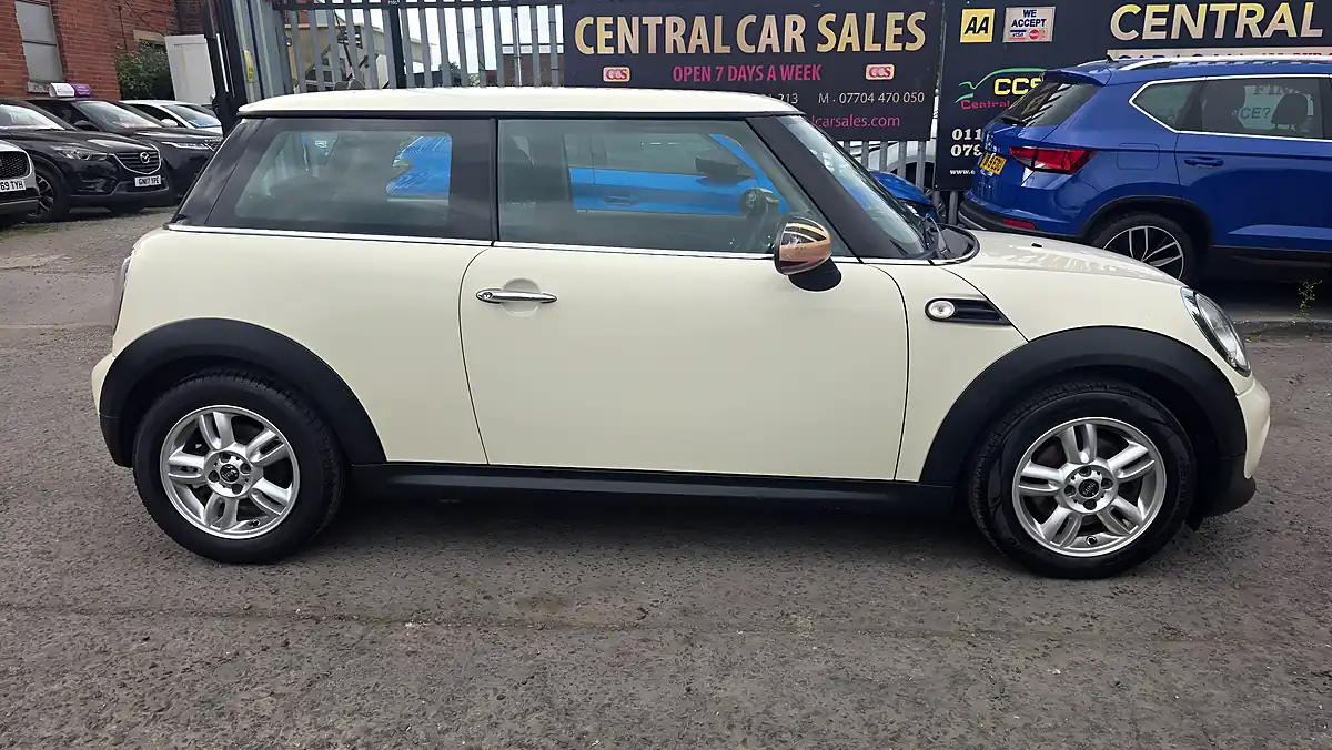 Used 2012 MINI Hatch One D White - Interior and Exterior details 6