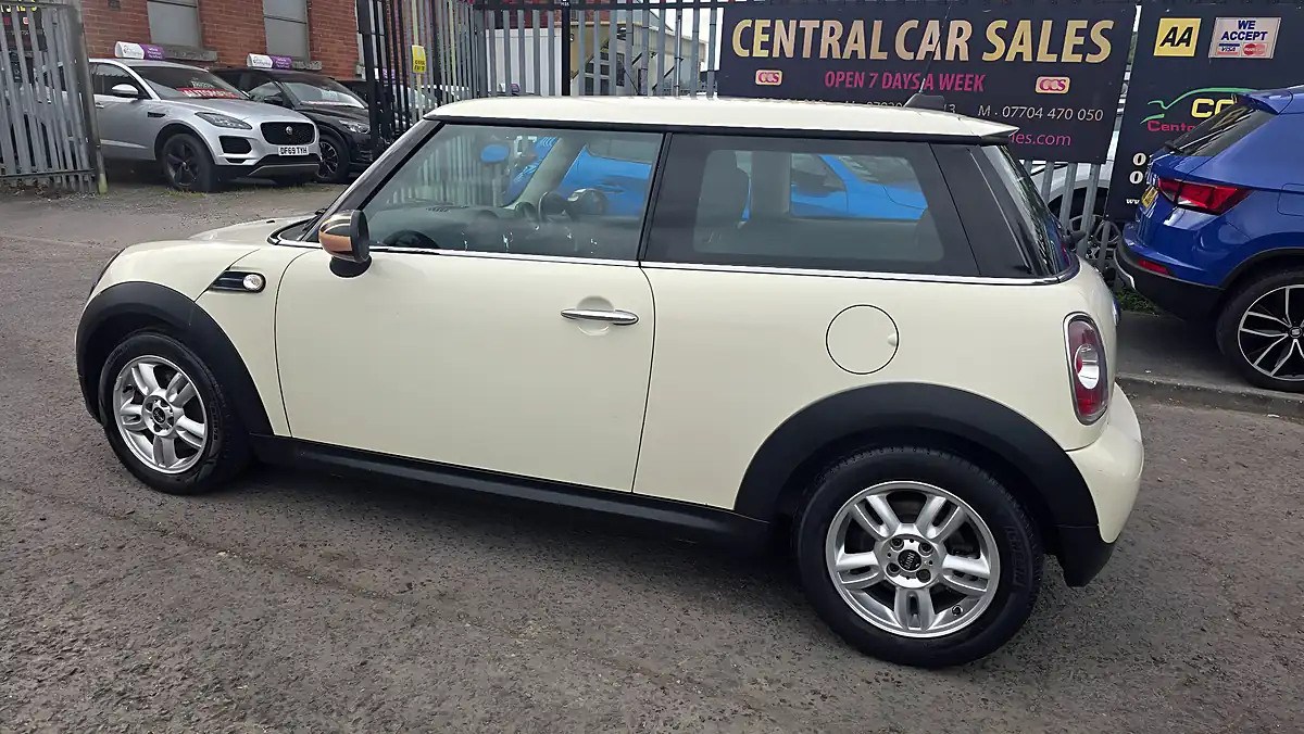 Used 2012 MINI Hatch One D White - Interior and Exterior details 9