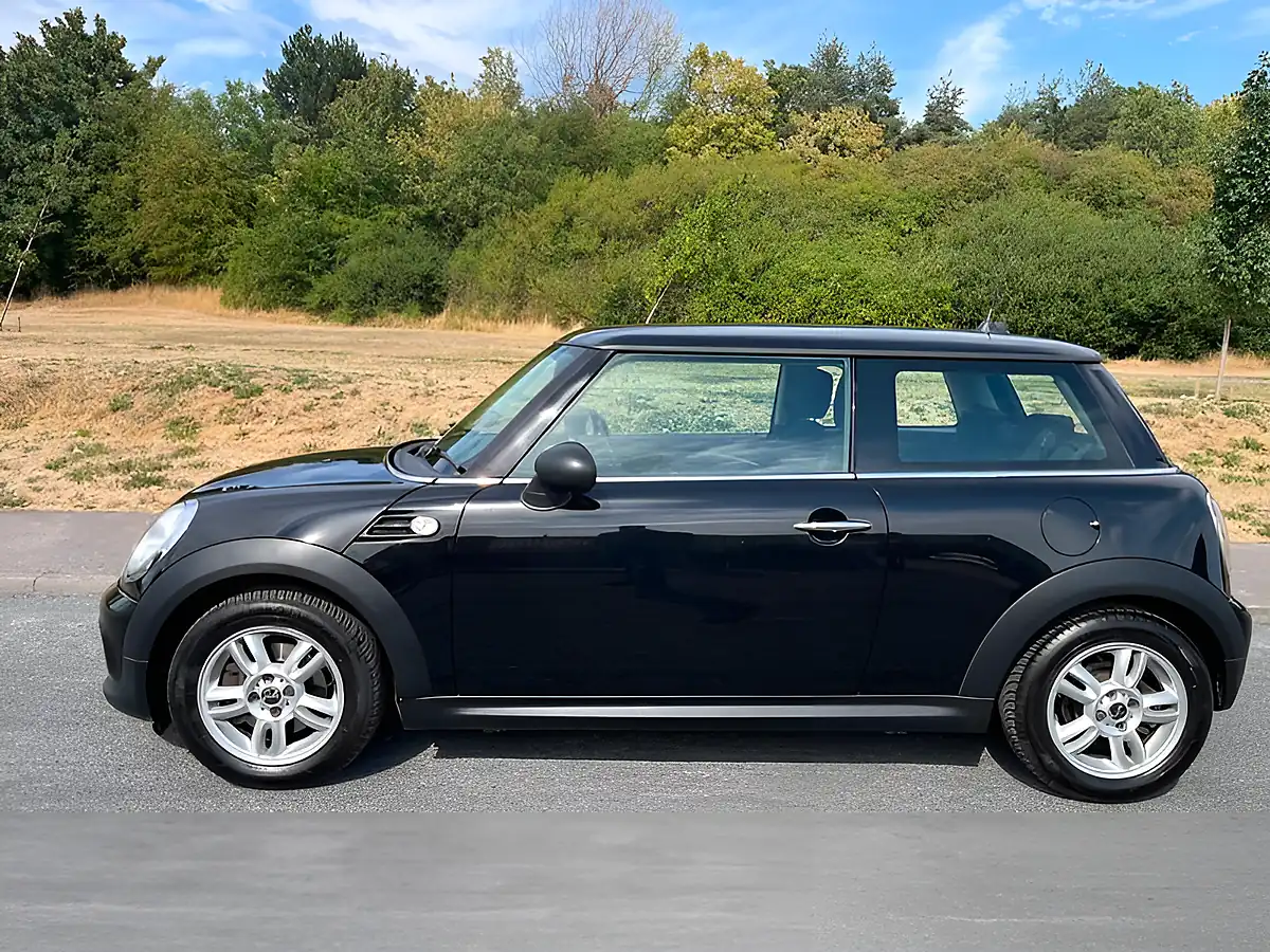 Used 2012 MINI Hatch One Midnight Black - Interior and Exterior details 4