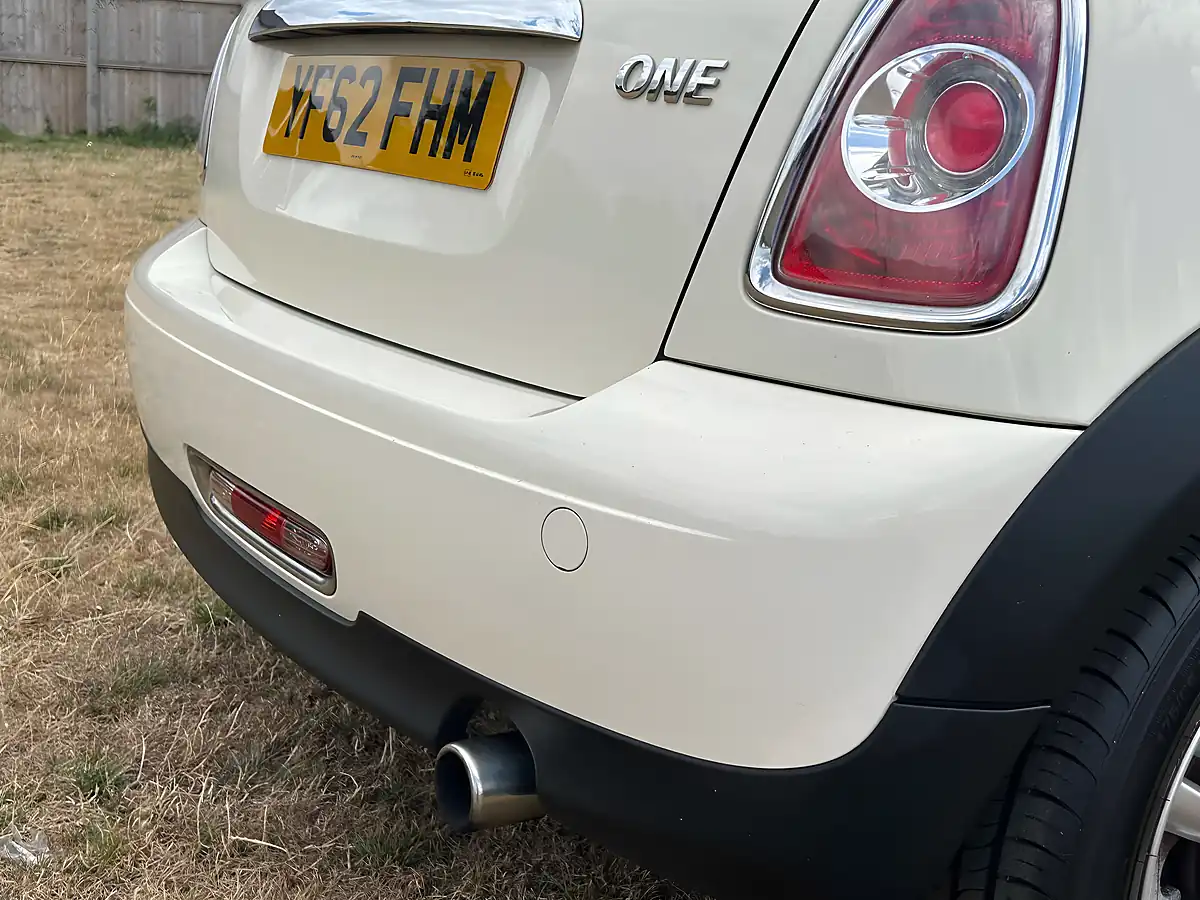 Used 2012 MINI Hatch One Pepper White - Interior and Exterior details 12