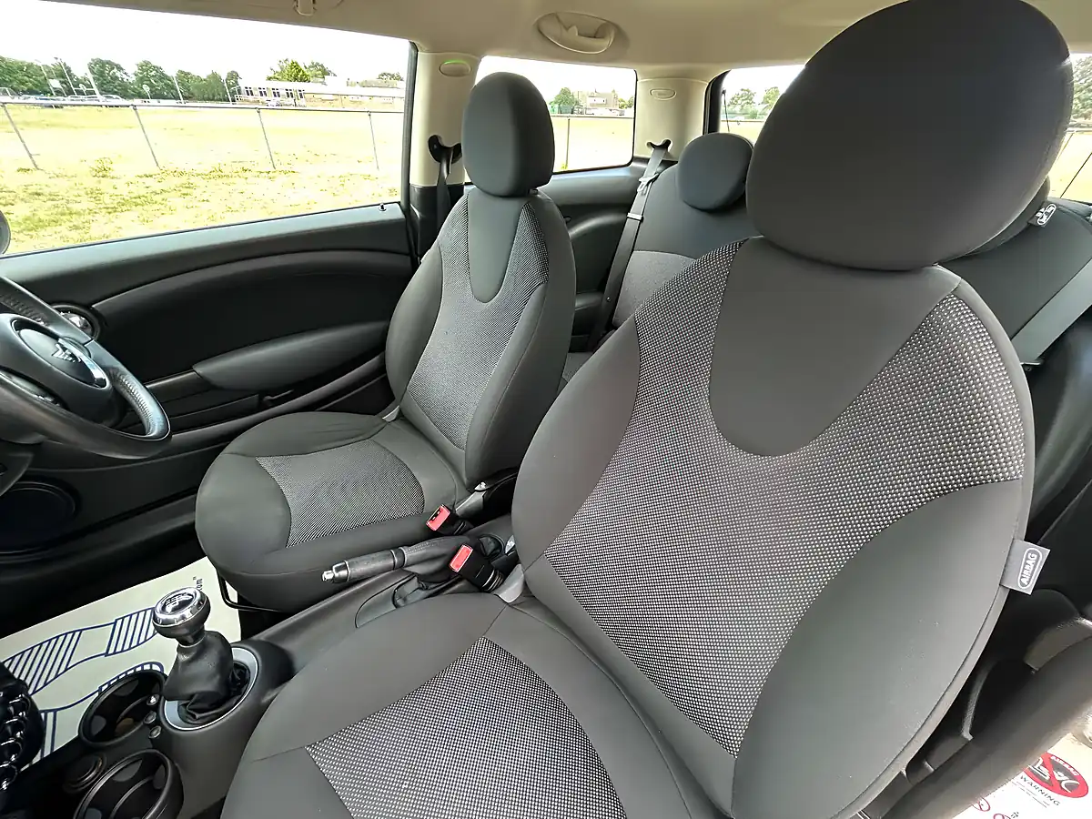 Used 2012 MINI Hatch One Pepper White - Interior and Exterior details 17