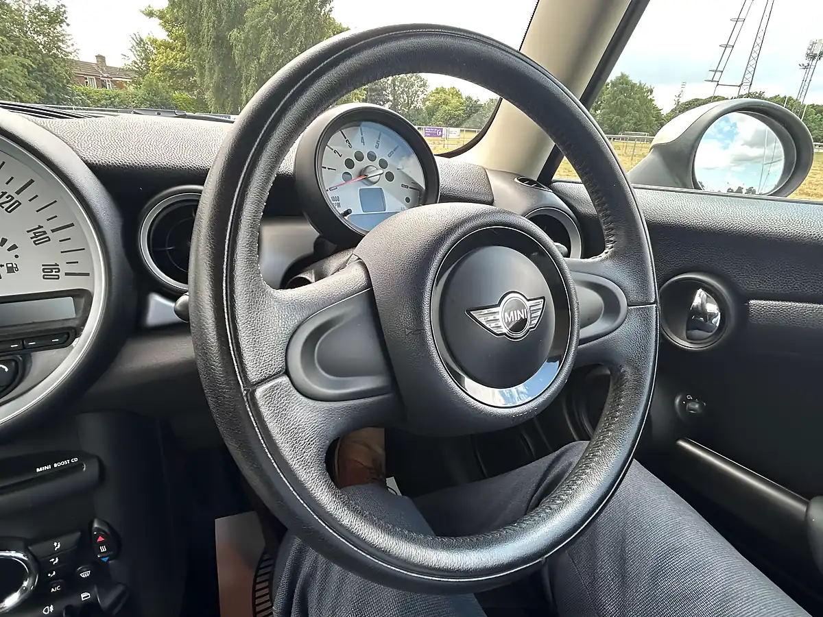Used 2012 MINI Hatch One Pepper White - Interior and Exterior details 18