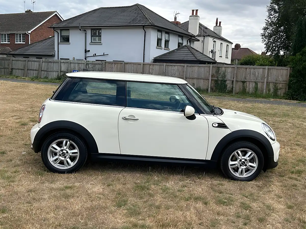 Used 2012 MINI Hatch One Pepper White - Interior and Exterior details 3