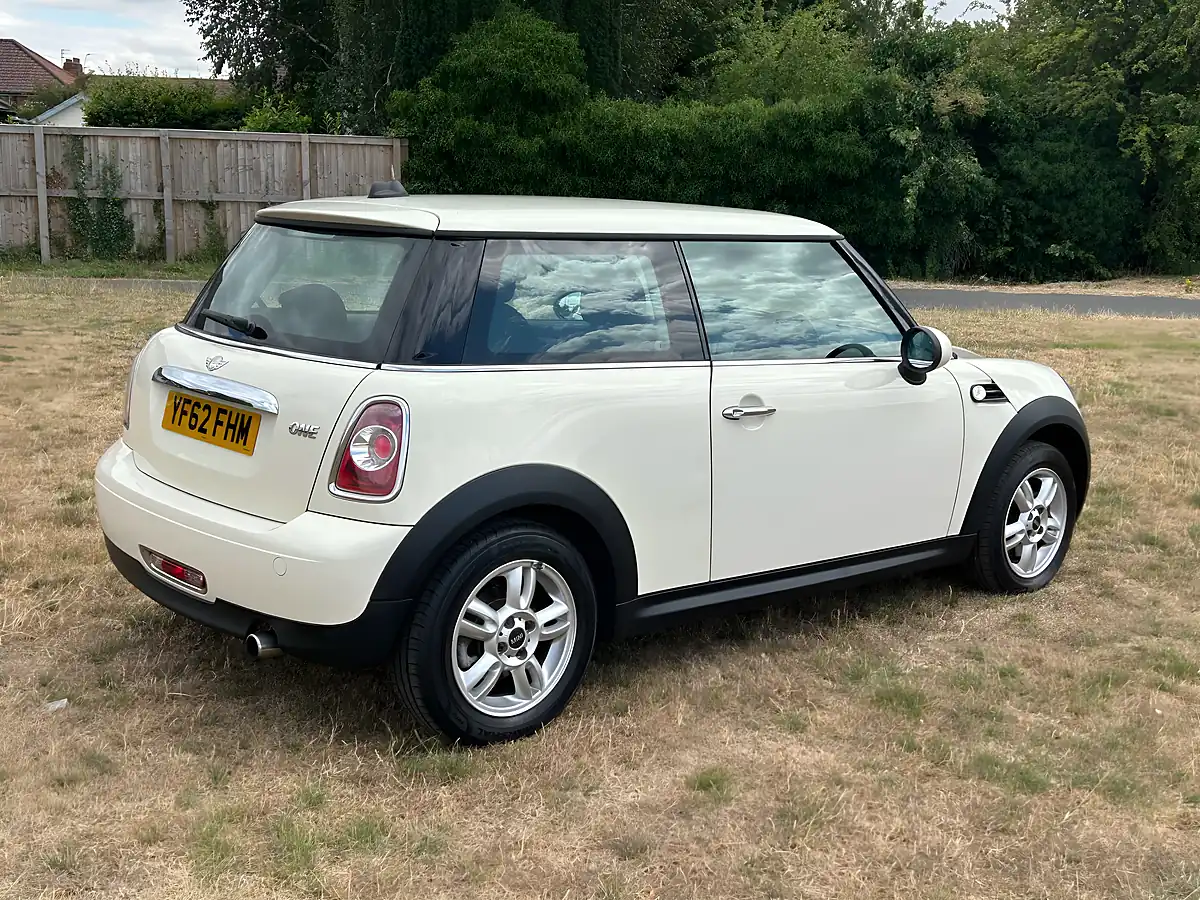 Used 2012 MINI Hatch One Pepper White - Interior and Exterior details 4