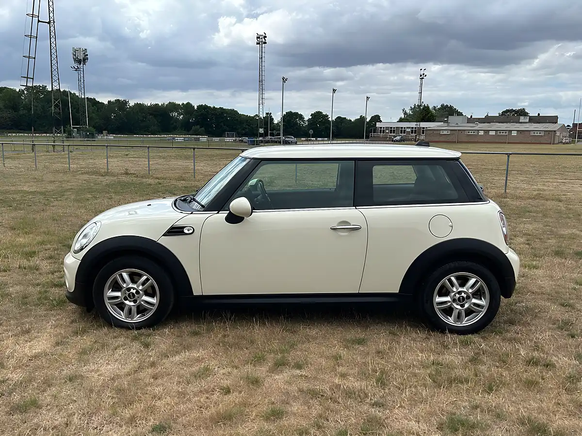 Used 2012 MINI Hatch One Pepper White - Interior and Exterior details 7
