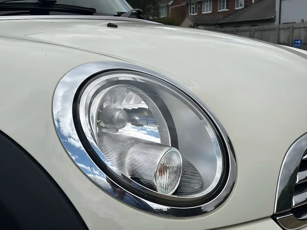 Used 2012 MINI Hatch One Pepper White - Interior and Exterior details 9