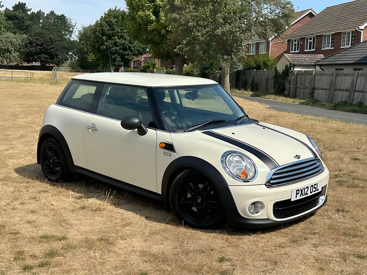 Used 2012 MINI Hatch One Pepper White - Interior and Exterior details 3
