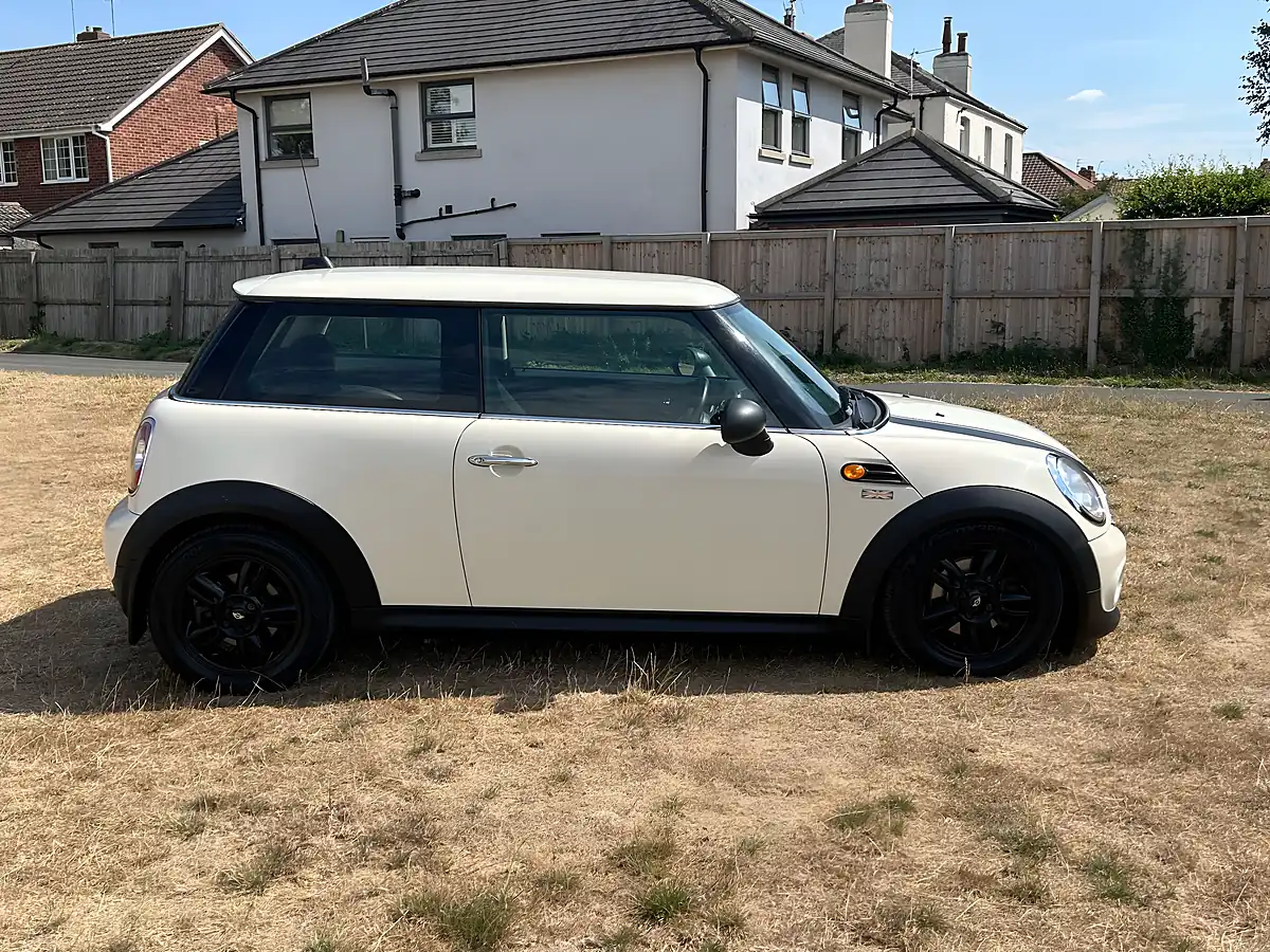 Used 2012 MINI Hatch One Pepper White - Interior and Exterior details 4