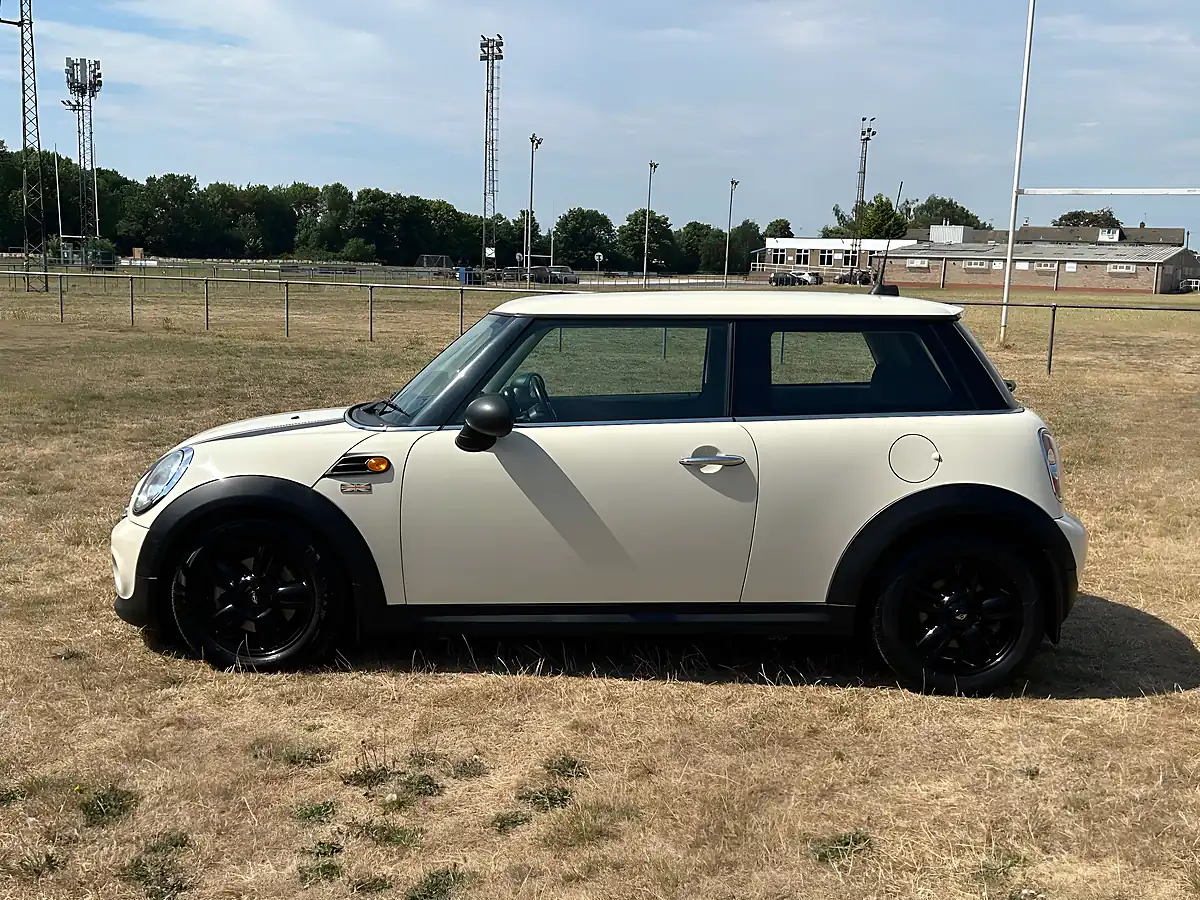 Used 2012 MINI Hatch One Pepper White - Interior and Exterior details 8