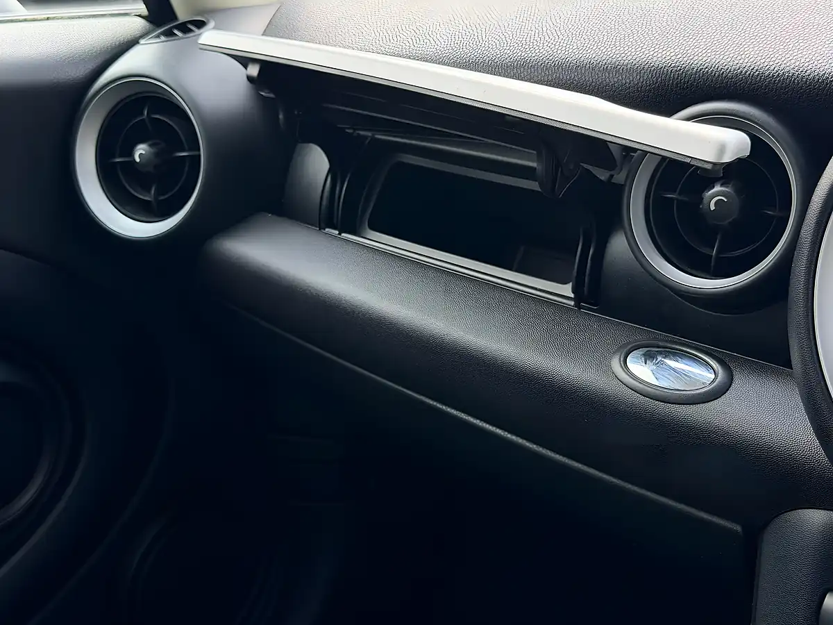 Used 2012 MINI Hatch One White - Interior and Exterior details 17