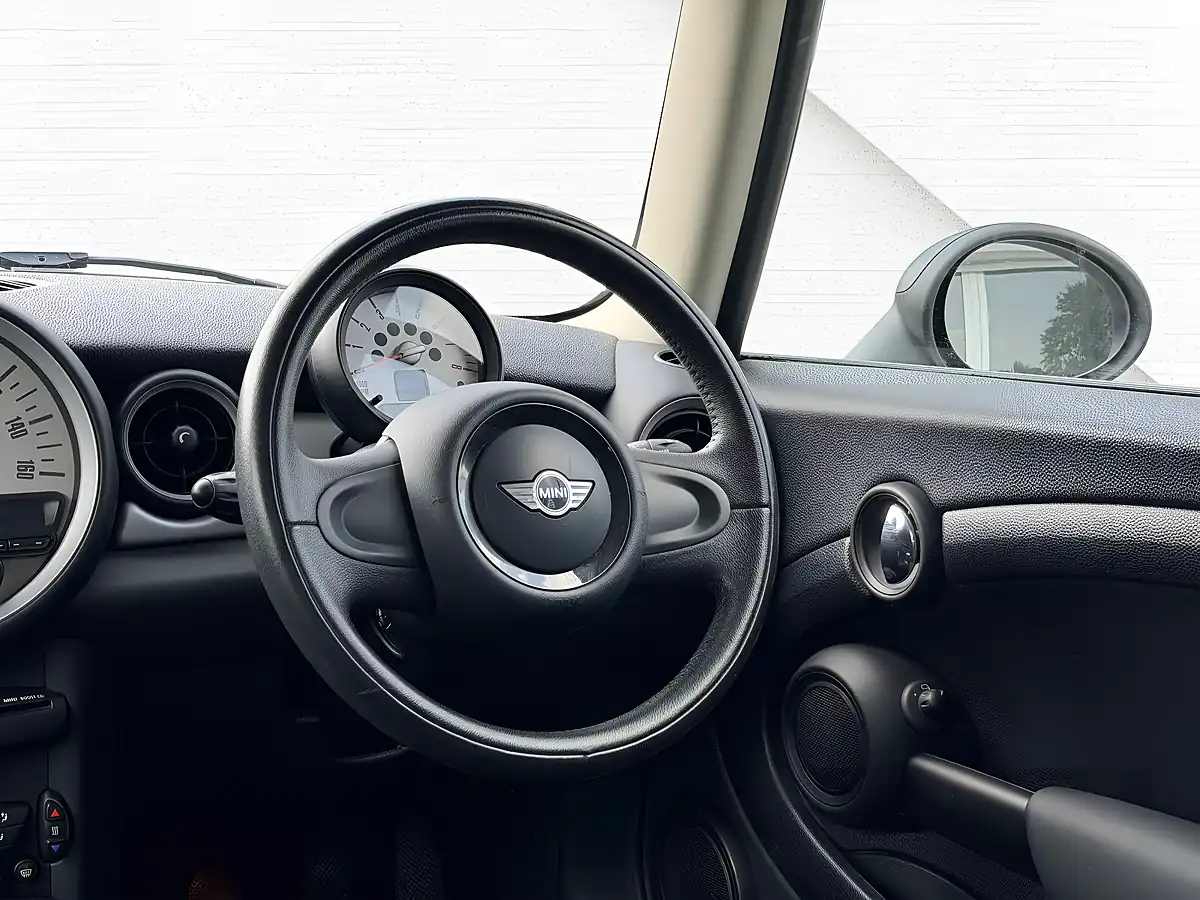 Used 2012 MINI Hatch One White - Interior and Exterior details 19