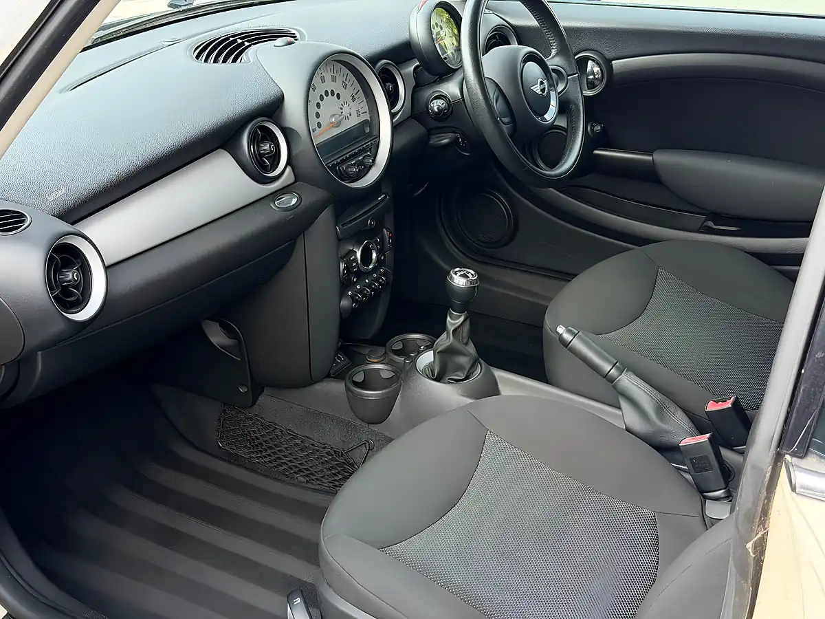 Used 2012 MINI Hatch One White - Interior and Exterior details 3