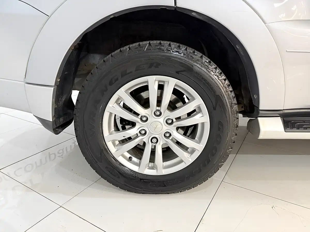 Used 2012 Mitsubishi Shogun SG2 Silver - Interior and Exterior details 12