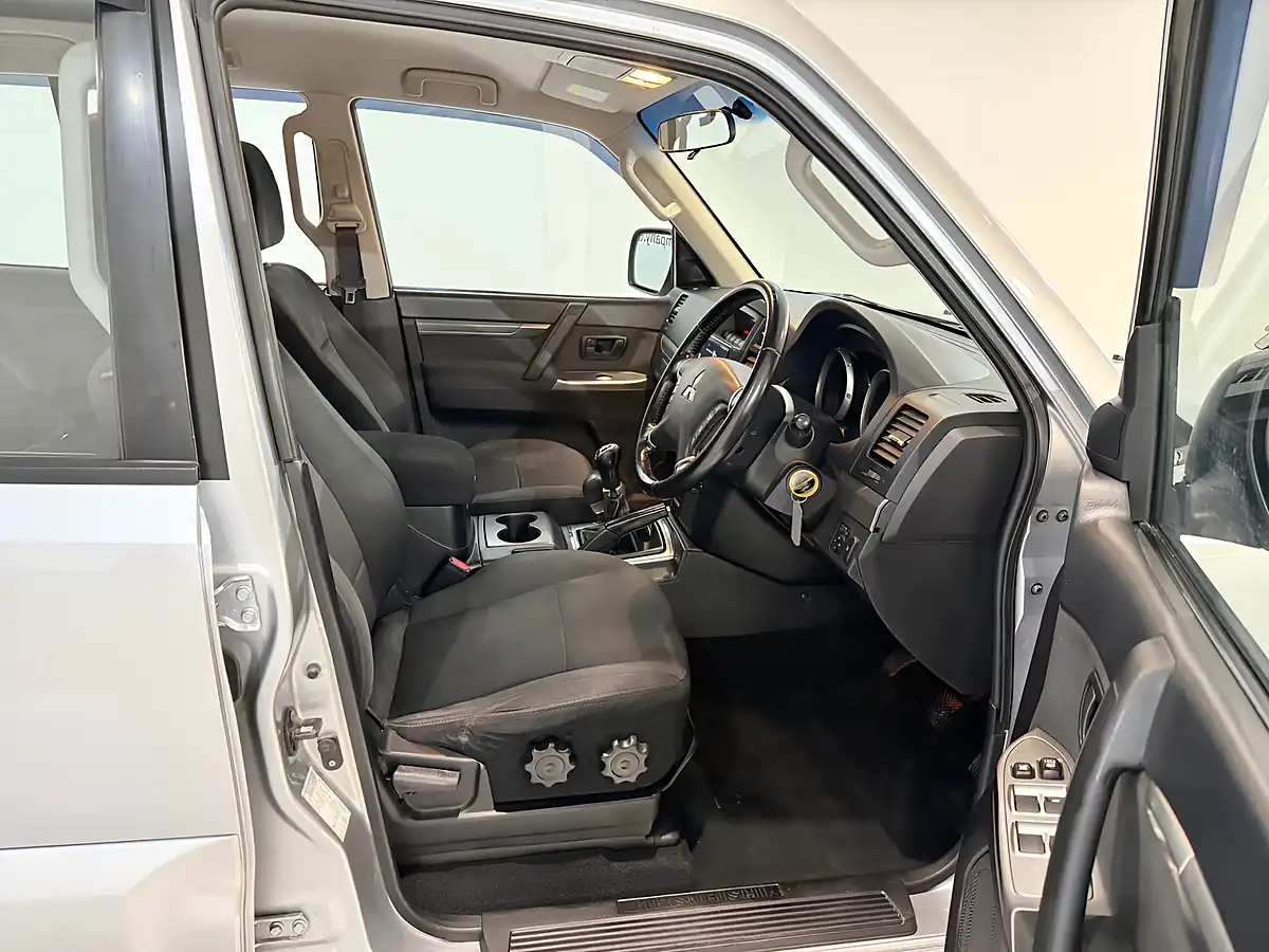 Used 2012 Mitsubishi Shogun SG2 Silver - Interior and Exterior details 13