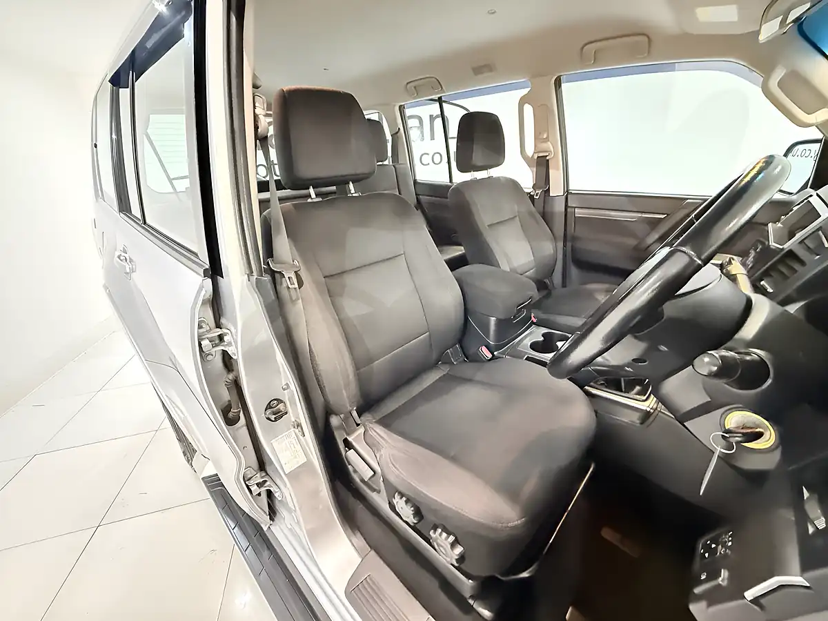 Used 2012 Mitsubishi Shogun SG2 Silver - Interior and Exterior details 15