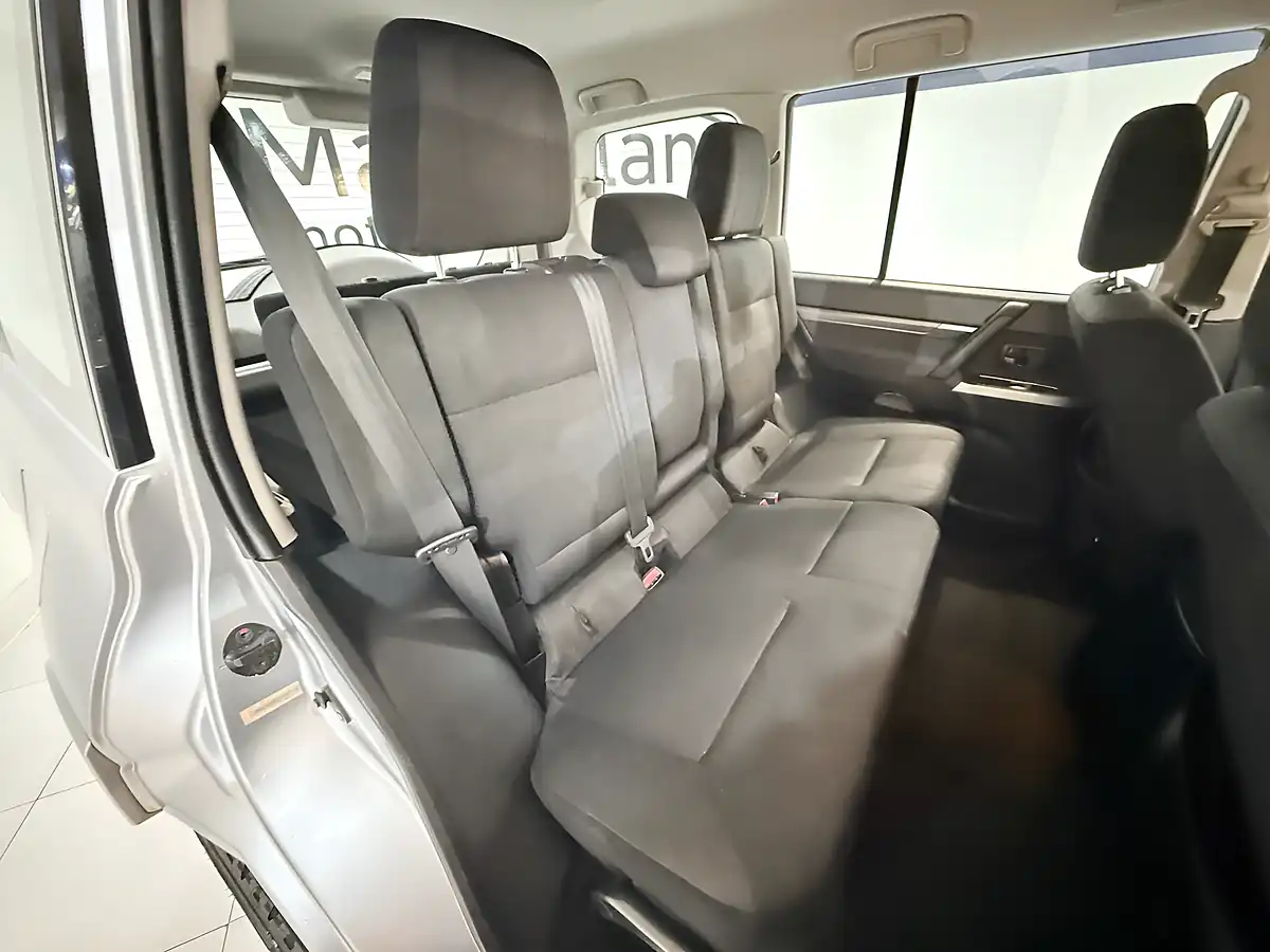 Used 2012 Mitsubishi Shogun SG2 Silver - Interior and Exterior details 16