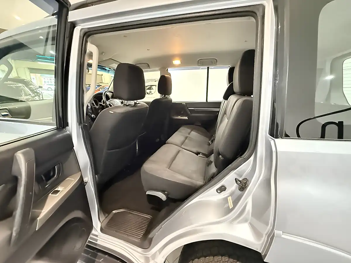Used 2012 Mitsubishi Shogun SG2 Silver - Interior and Exterior details 17