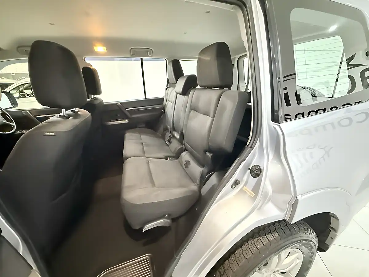 Used 2012 Mitsubishi Shogun SG2 Silver - Interior and Exterior details 18