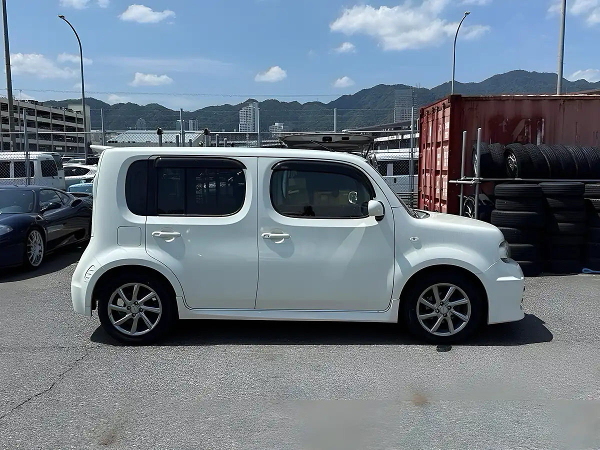 Used 2012 Nissan Cube Rider Black Line White - Interior and Exterior details 5