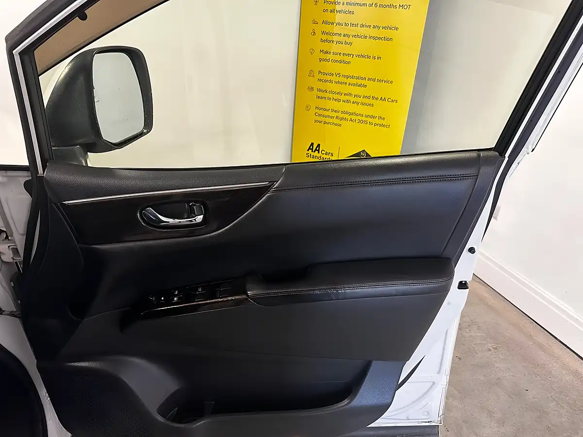 Used 2012 Nissan Elgrand Highway Star White - Interior and Exterior details 10