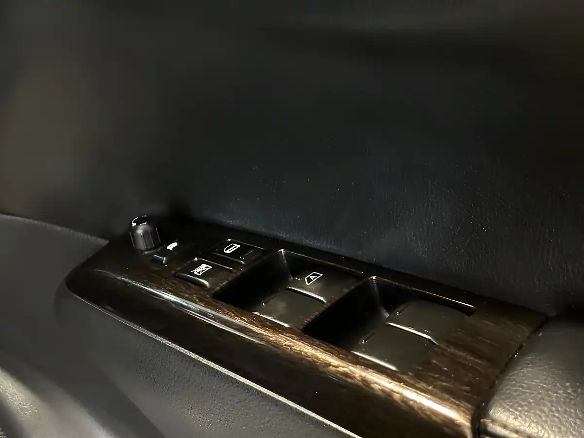 Used 2012 Nissan Elgrand Highway Star White - Interior and Exterior details 11