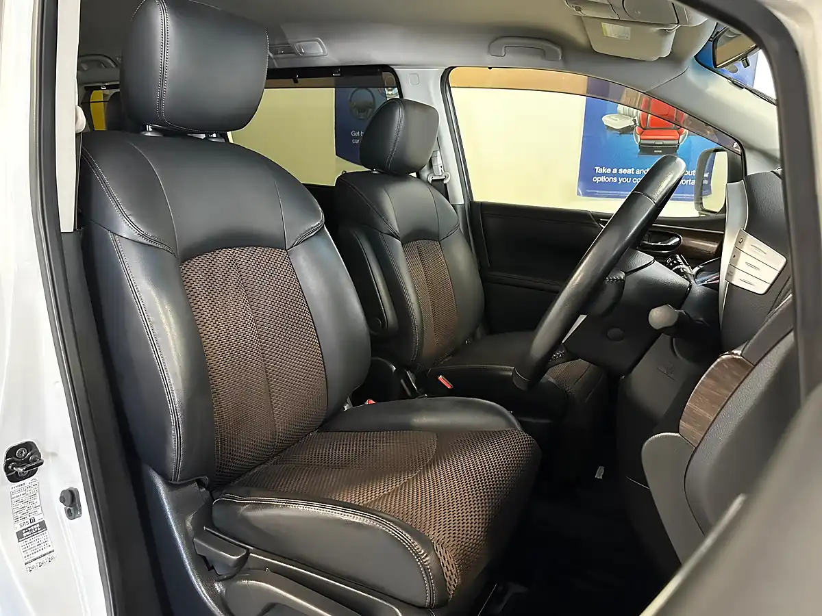 Used 2012 Nissan Elgrand Highway Star White - Interior and Exterior details 12