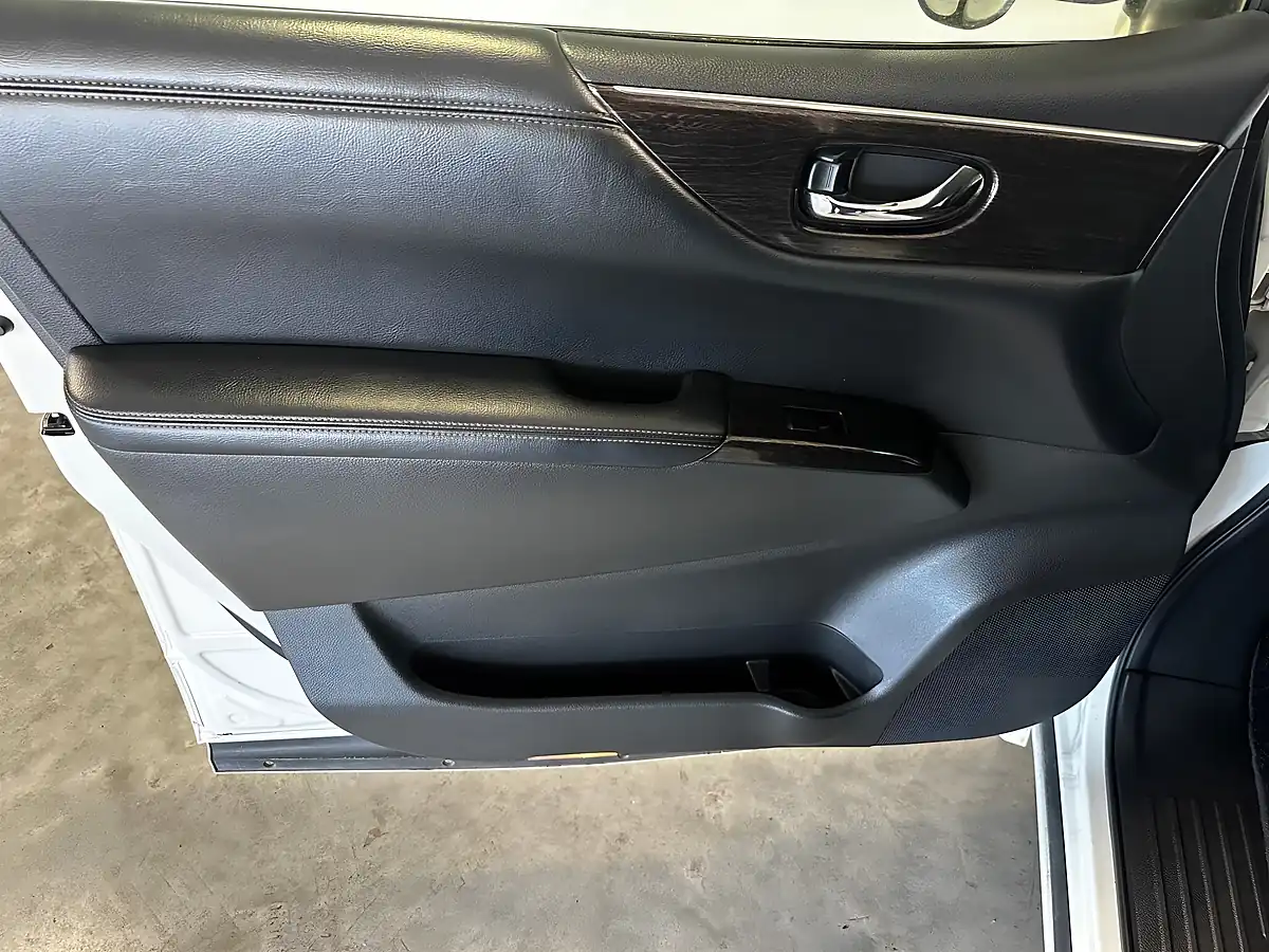 Used 2012 Nissan Elgrand Highway Star White - Interior and Exterior details 13