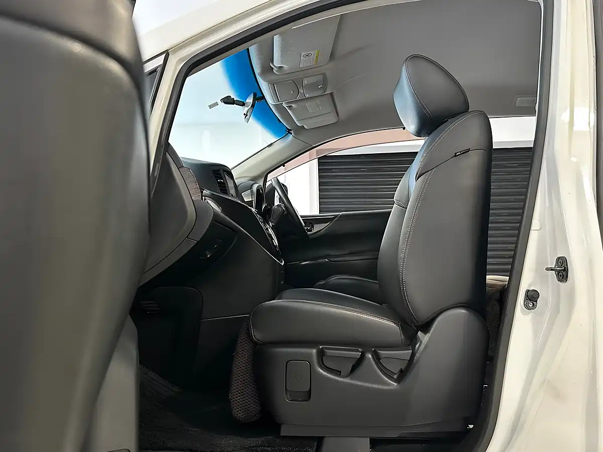 Used 2012 Nissan Elgrand Highway Star White - Interior and Exterior details 14