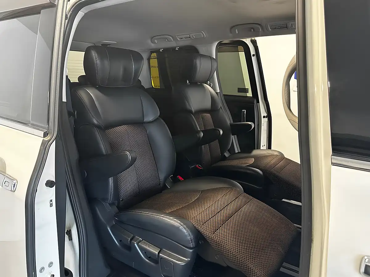 Used 2012 Nissan Elgrand Highway Star White - Interior and Exterior details 16