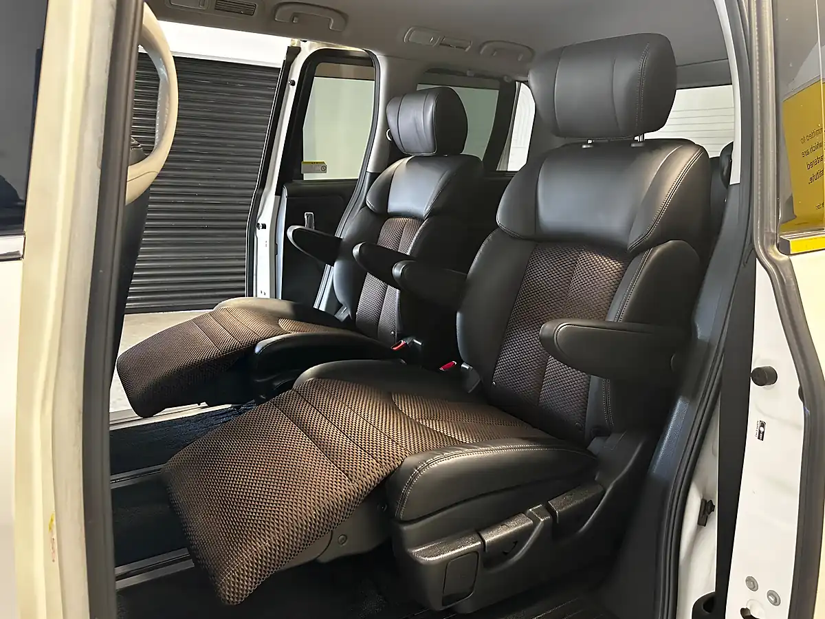 Used 2012 Nissan Elgrand Highway Star White - Interior and Exterior details 17