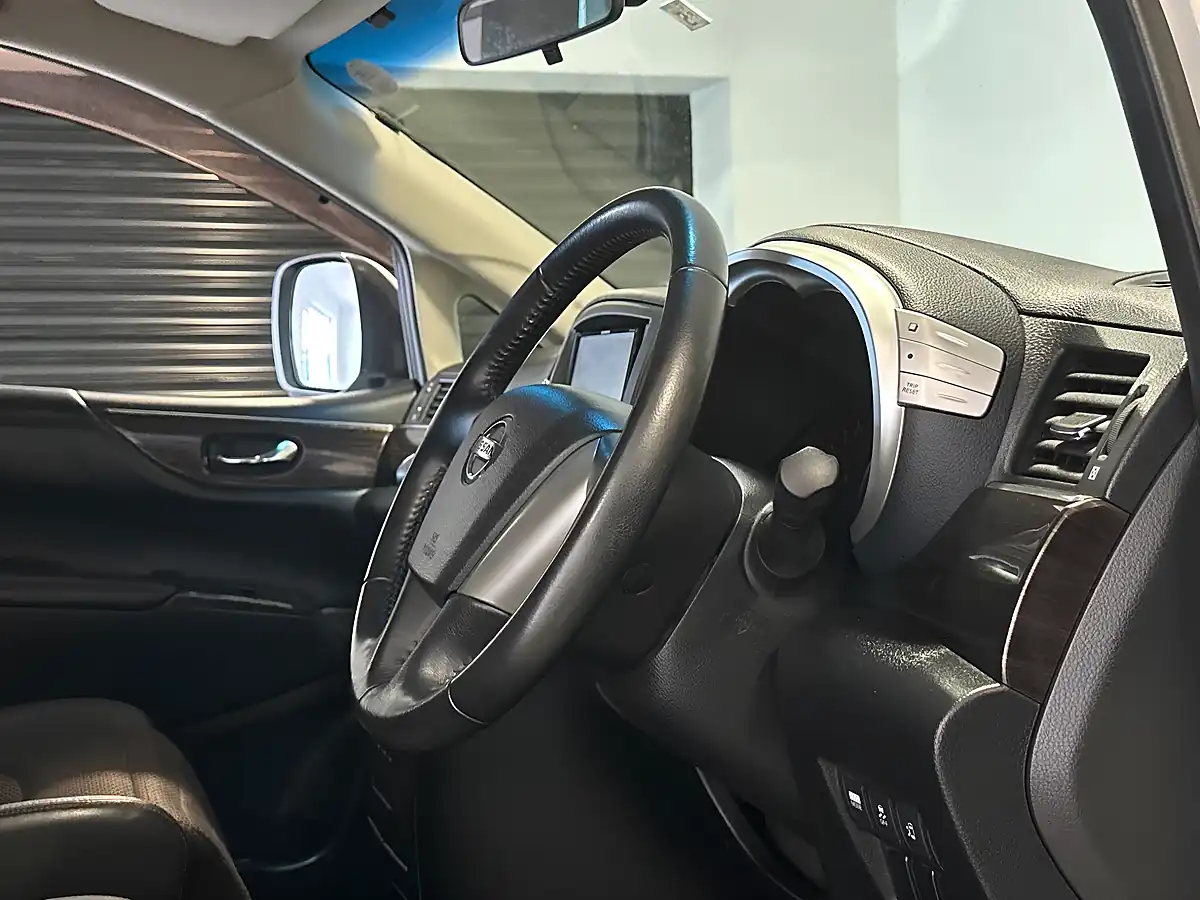 Used 2012 Nissan Elgrand Highway Star White - Interior and Exterior details 2