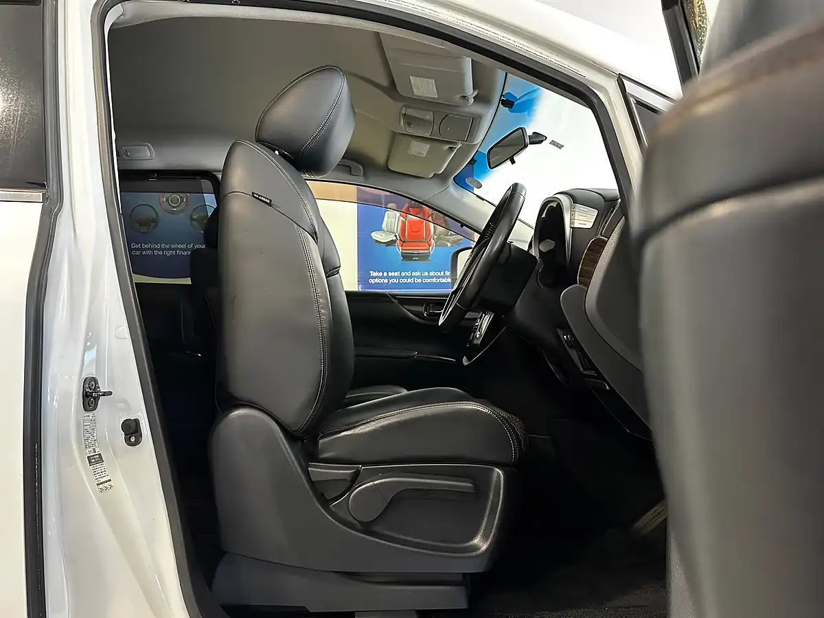 Used 2012 Nissan Elgrand Highway Star White - Interior and Exterior details 3