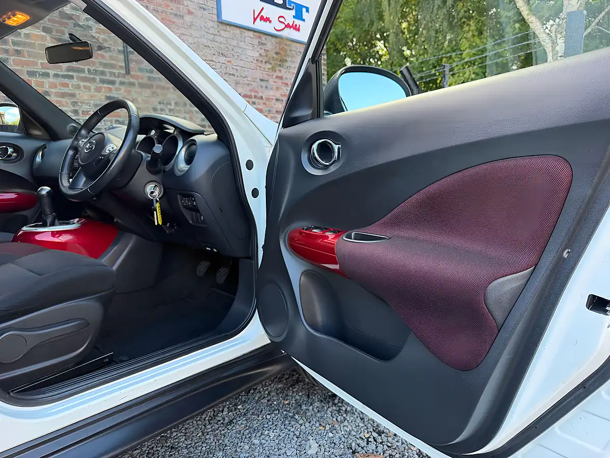 Used 2012 Nissan Juke Acenta Premium White - Interior and Exterior details 9