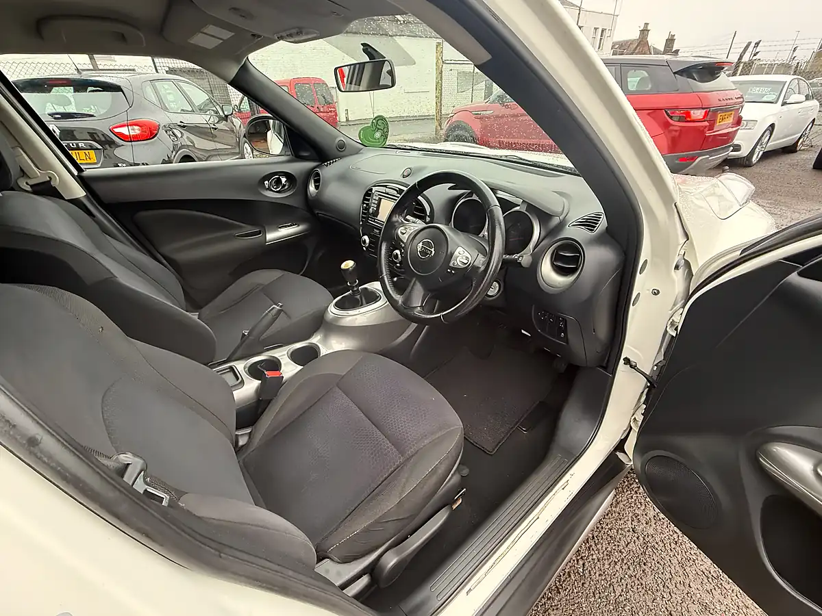 Used 2012 Nissan Juke Acenta Premium White - Interior and Exterior details 9