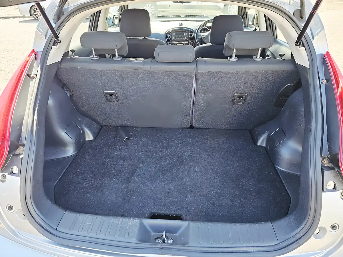 Used 2012 Nissan Juke Acenta Silver - Interior and Exterior details 6