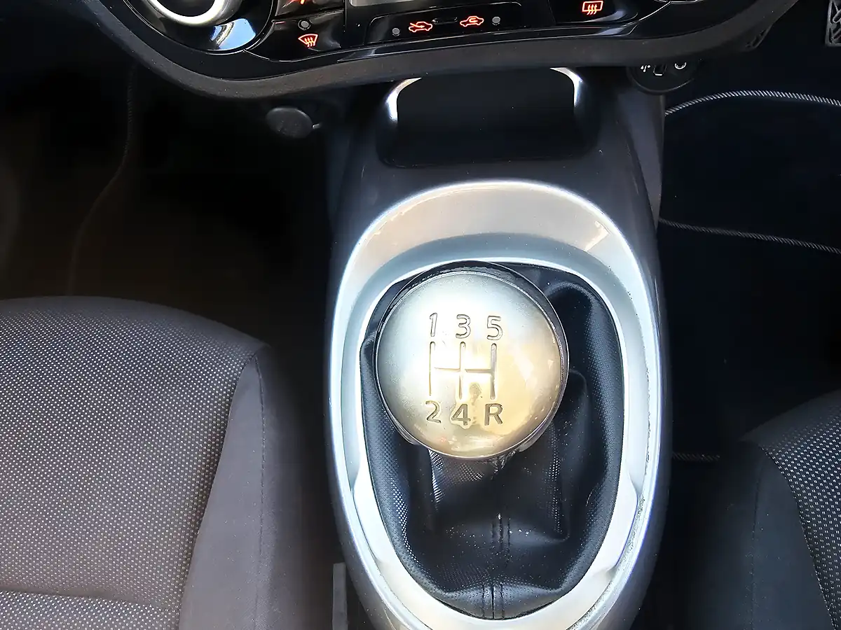 Used 2012 Nissan Juke Acenta Silver - Interior and Exterior details 9