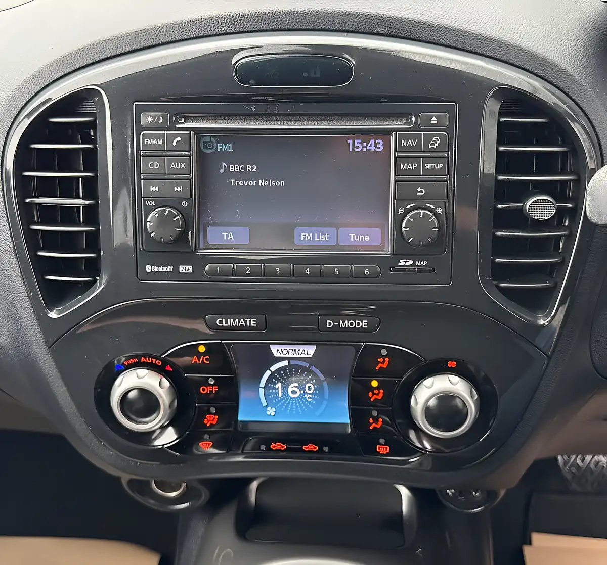 Used 2012 Nissan Juke Tekna Silver - Interior and Exterior details 15