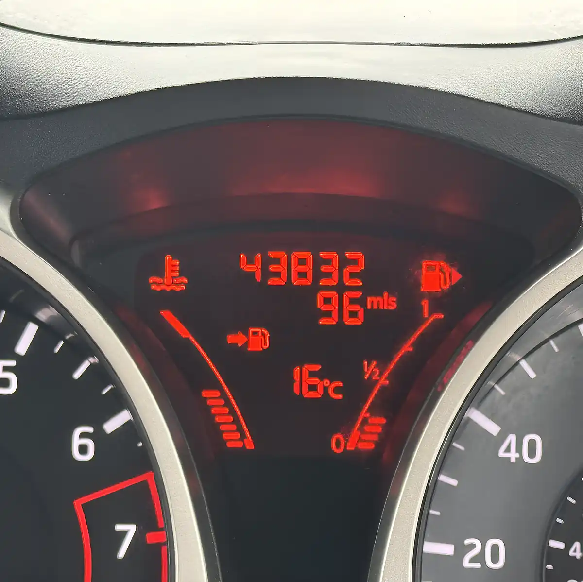 Used 2012 Nissan Juke Tekna Silver - Interior and Exterior details 19