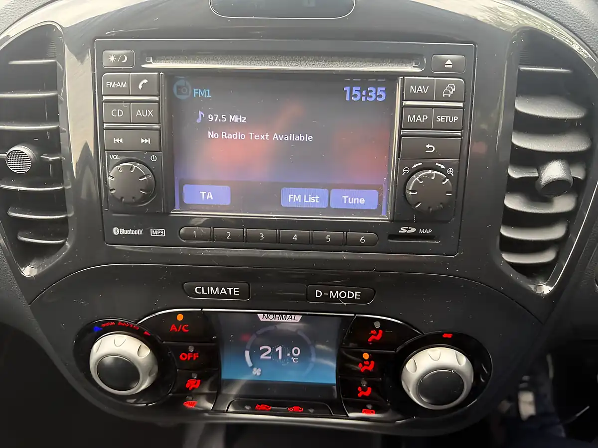 Used 2012 Nissan Juke Tekna Silver - Interior and Exterior details 14