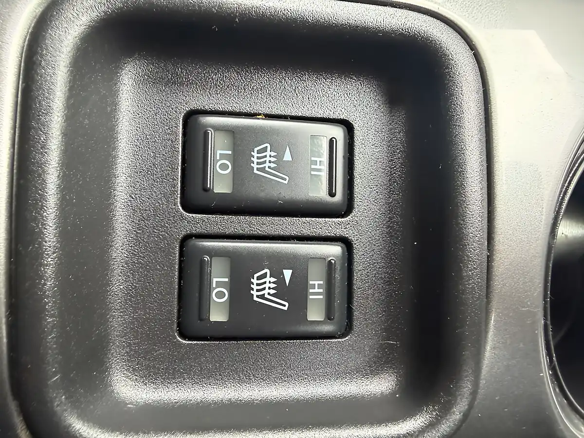 Used 2012 Nissan Juke Tekna Silver - Interior and Exterior details 16