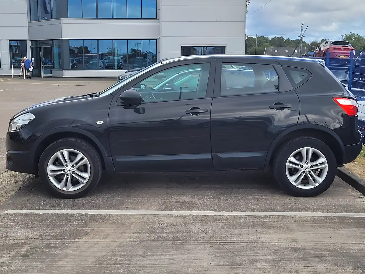Used 2012 Nissan Qashqai Acenta Black - Interior and Exterior details 5