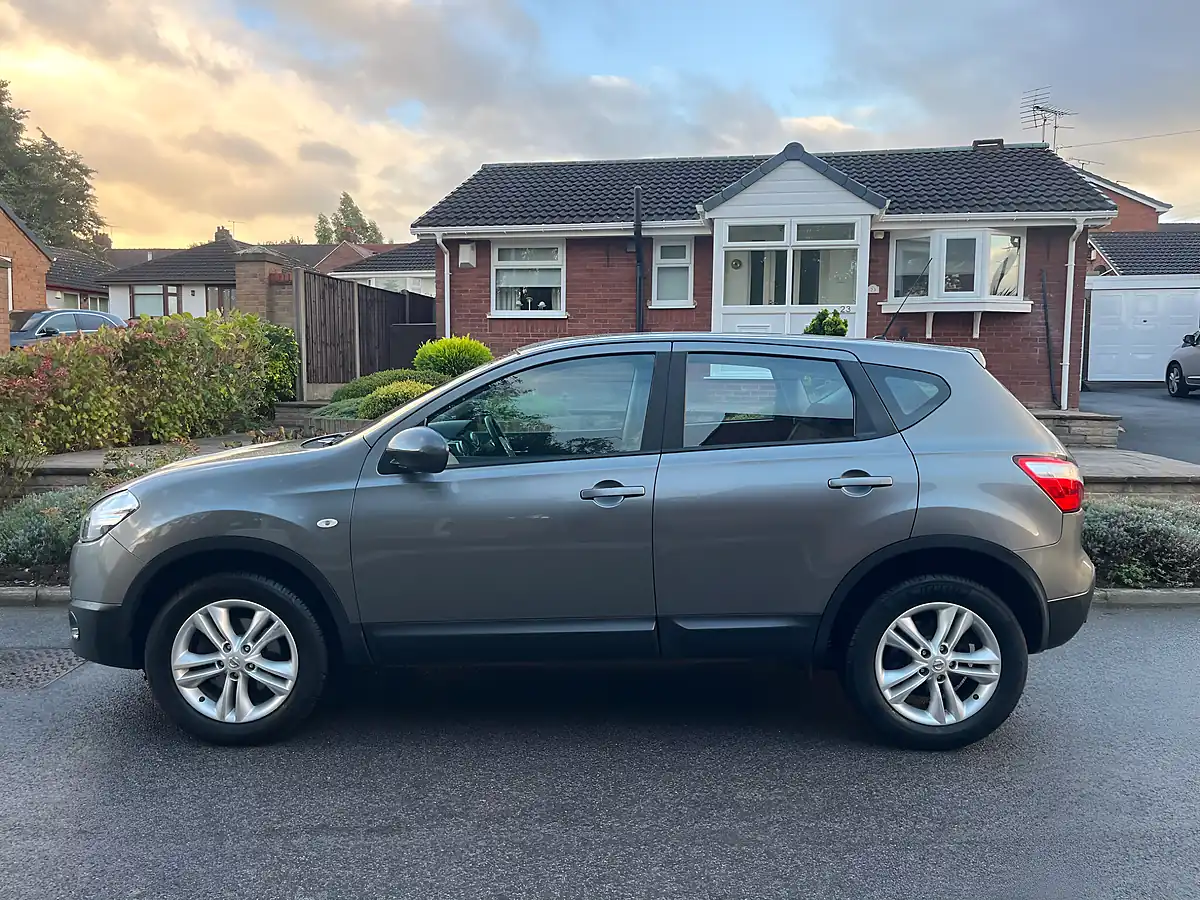 Used 2012 Nissan Qashqai Acenta Grey - Interior and Exterior details 9