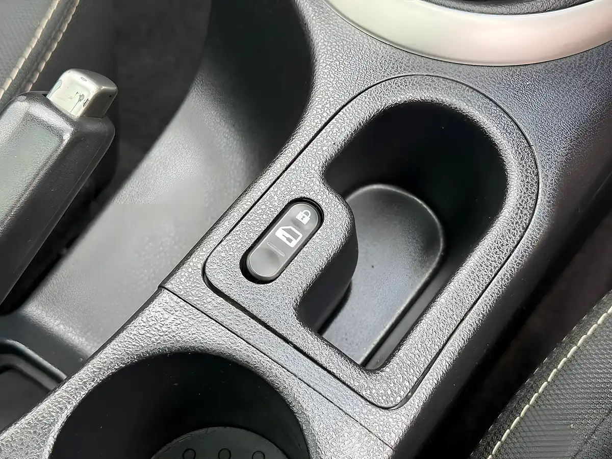 Used 2012 Nissan Qashqai N-Tec+ Red - Interior and Exterior details 14
